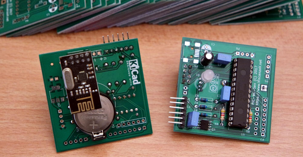 I primi due prototipi realizzati. Sullo sfondo qualche decina di PCB...