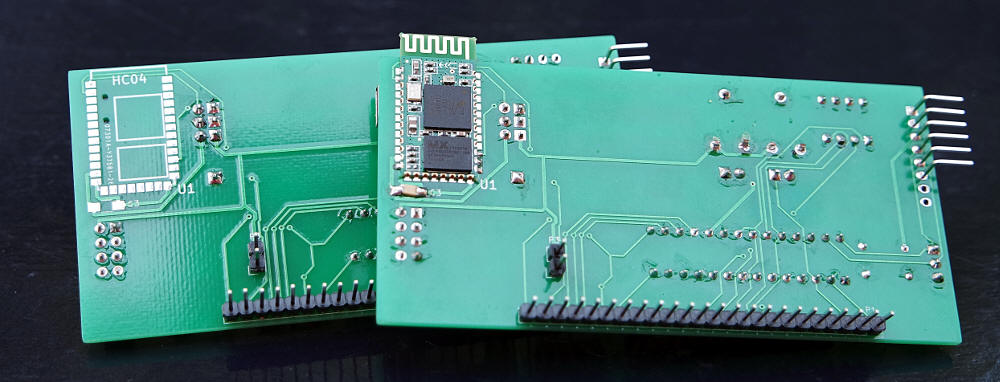 Il "lato B" del circuito stampata, con e senza il modulo Bluetooth saldato