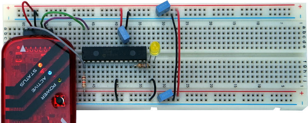 Un circuito con PIC18 su breadboard