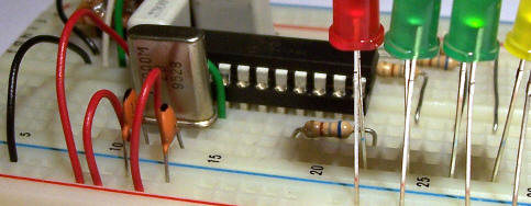 Un generatore di clock al quarzo realizzato su breadboard